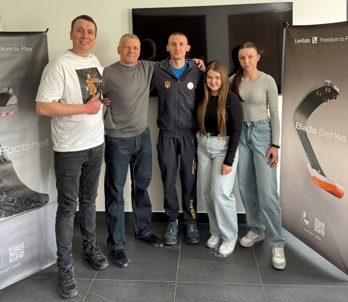 Представник Levittate, доцент Сергій Корнієнко, Тарас Радь, студенти факультету фізичного виховання ТНПУ імені Володимира Гнатюка - старости груп ФКС Вікторія Гриньків та СОФК Наталя Барткевич